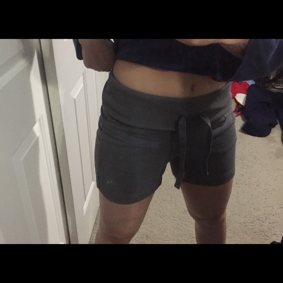 gray roll-down Puma shorts - Picture 6 of 7